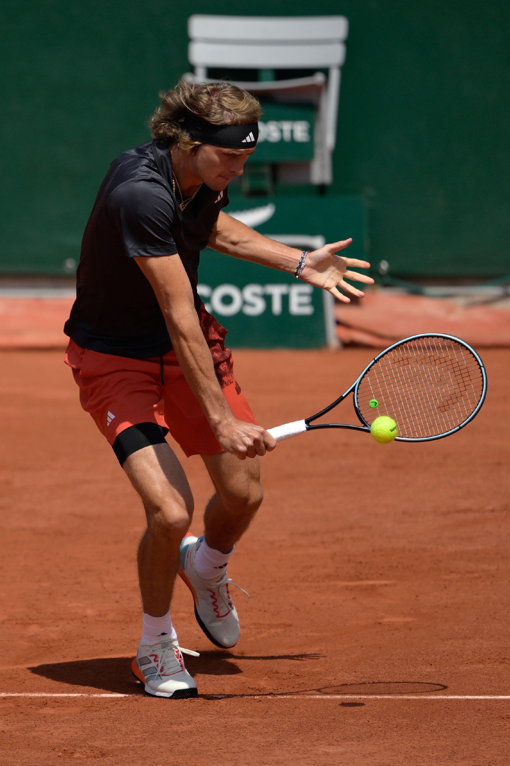 英国网球队力克西班牙网球队,兹维列夫高光表现的简单介绍 英国网球队力克西班牙网球队,兹维列夫高光表现的简单介绍