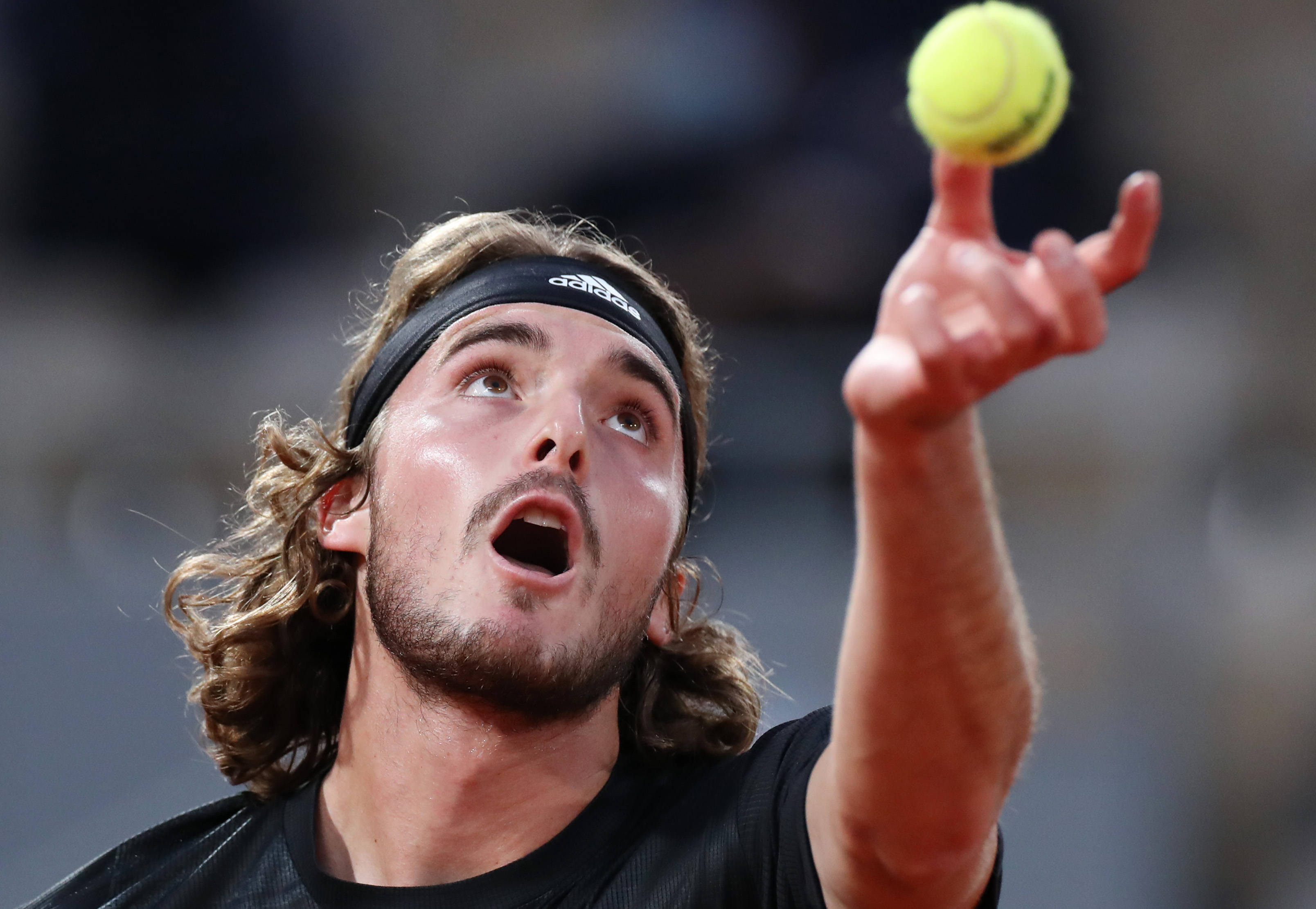 包含日本网球队力克世界网球队，西西帕斯送出助攻的词条