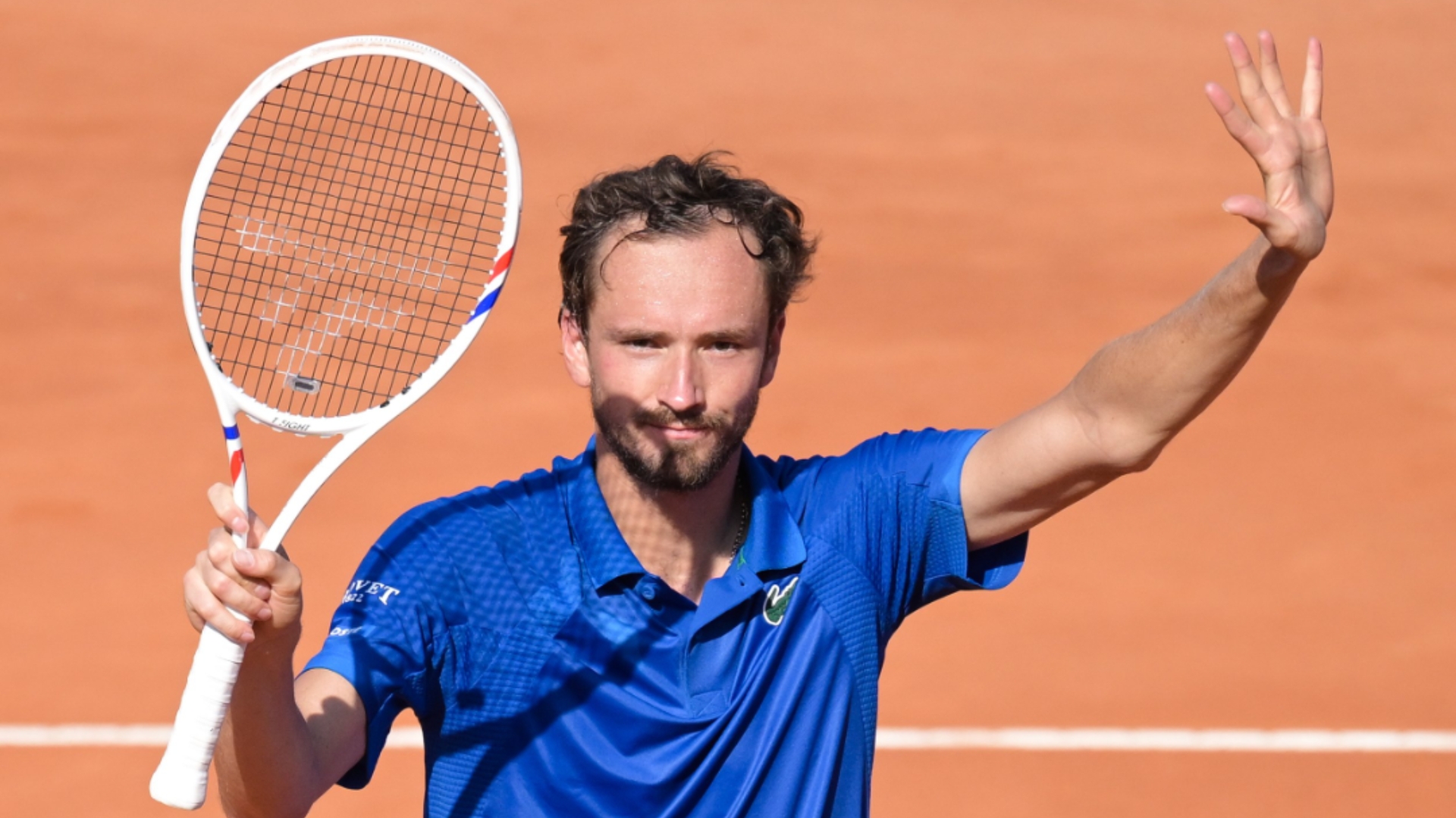 包含英国网球队绝杀西班牙网球队，梅德韦杰夫打破历史纪录的词条