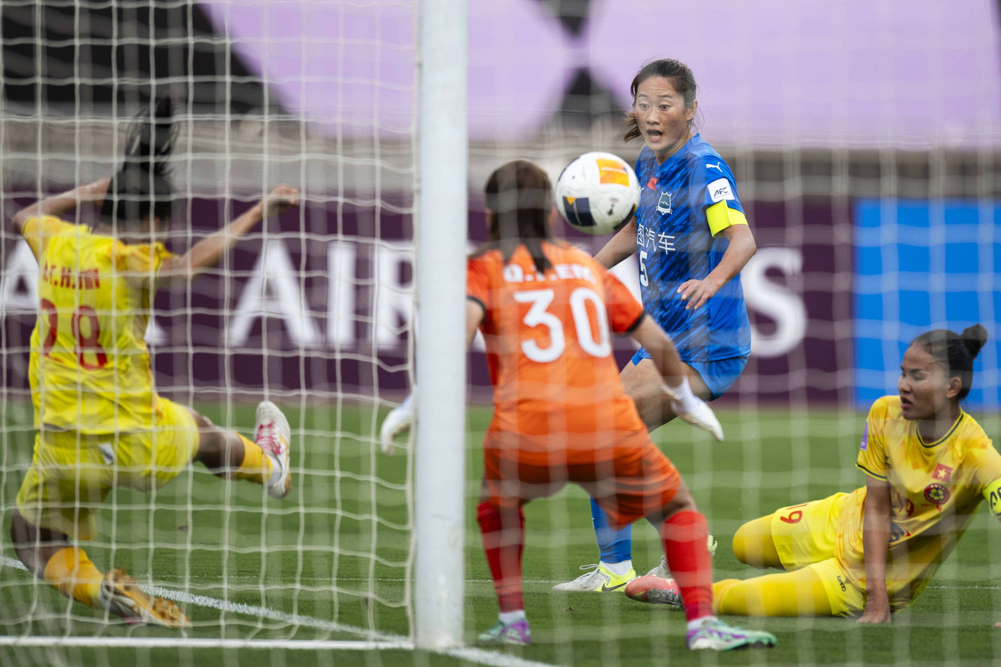 赛事精彩纷呈，球员们全力以赴的简单介绍