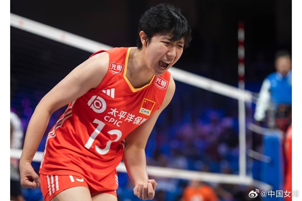 点燃激情!女排选手奋力抗争 点燃激情!女排选手奋力抗争