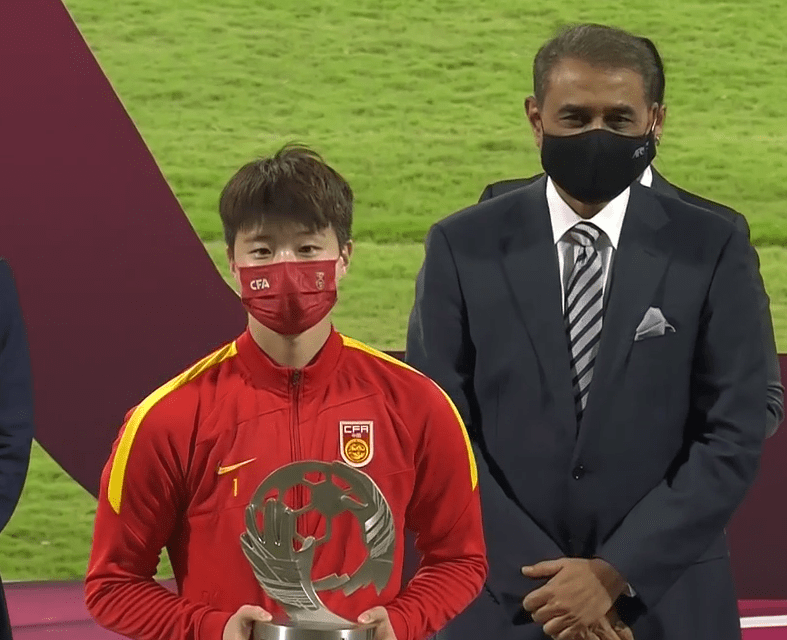 包含红色胜利！国家代表团登上领奖台的词条