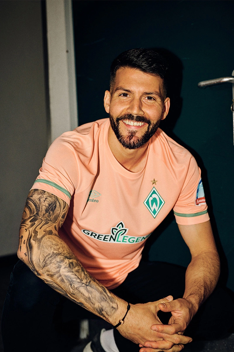 关于不来梅队公布新赛季主场球衣设计的信息