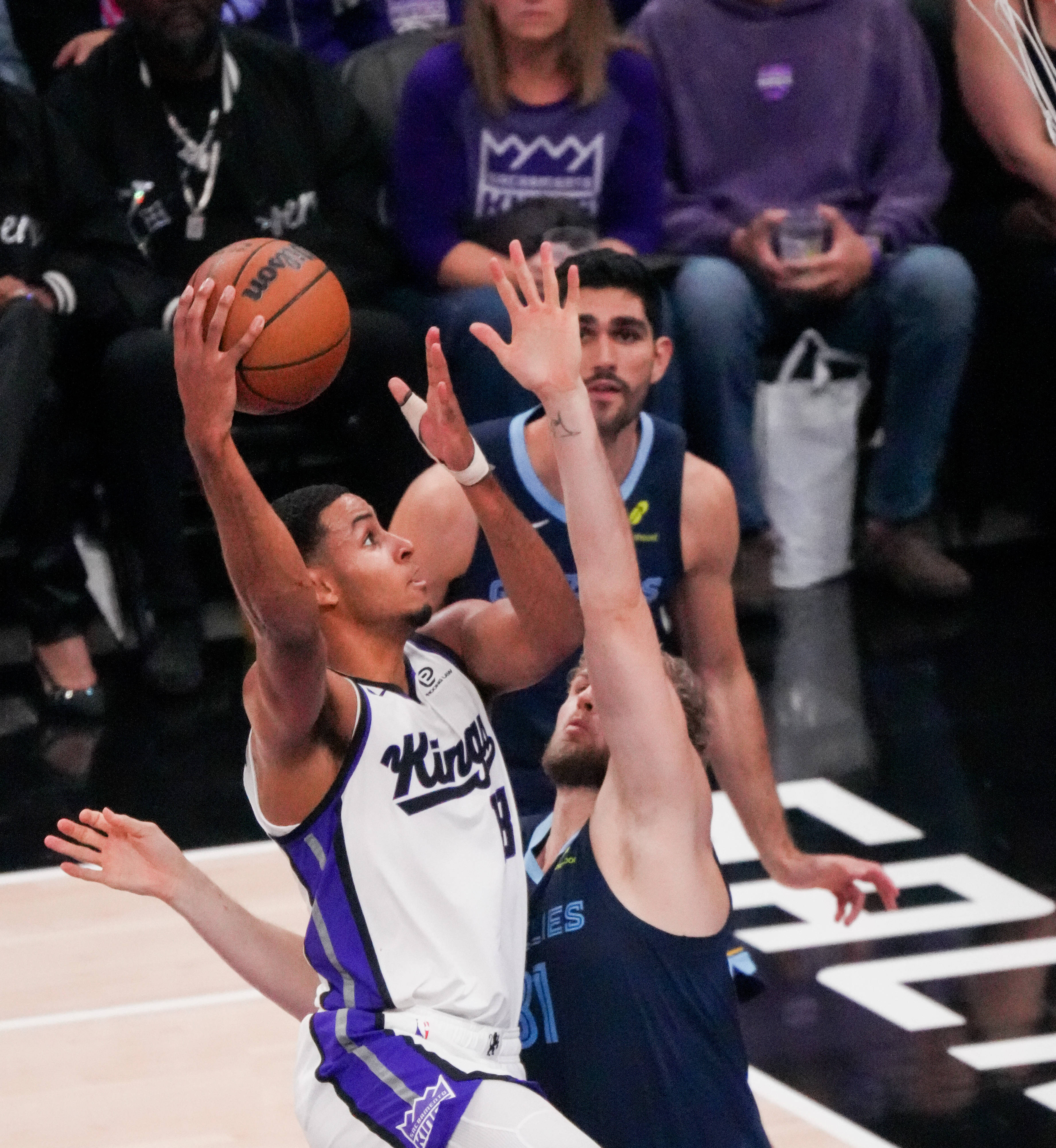 关于灰熊险胜新疆队，詹姆斯带队取胜的信息