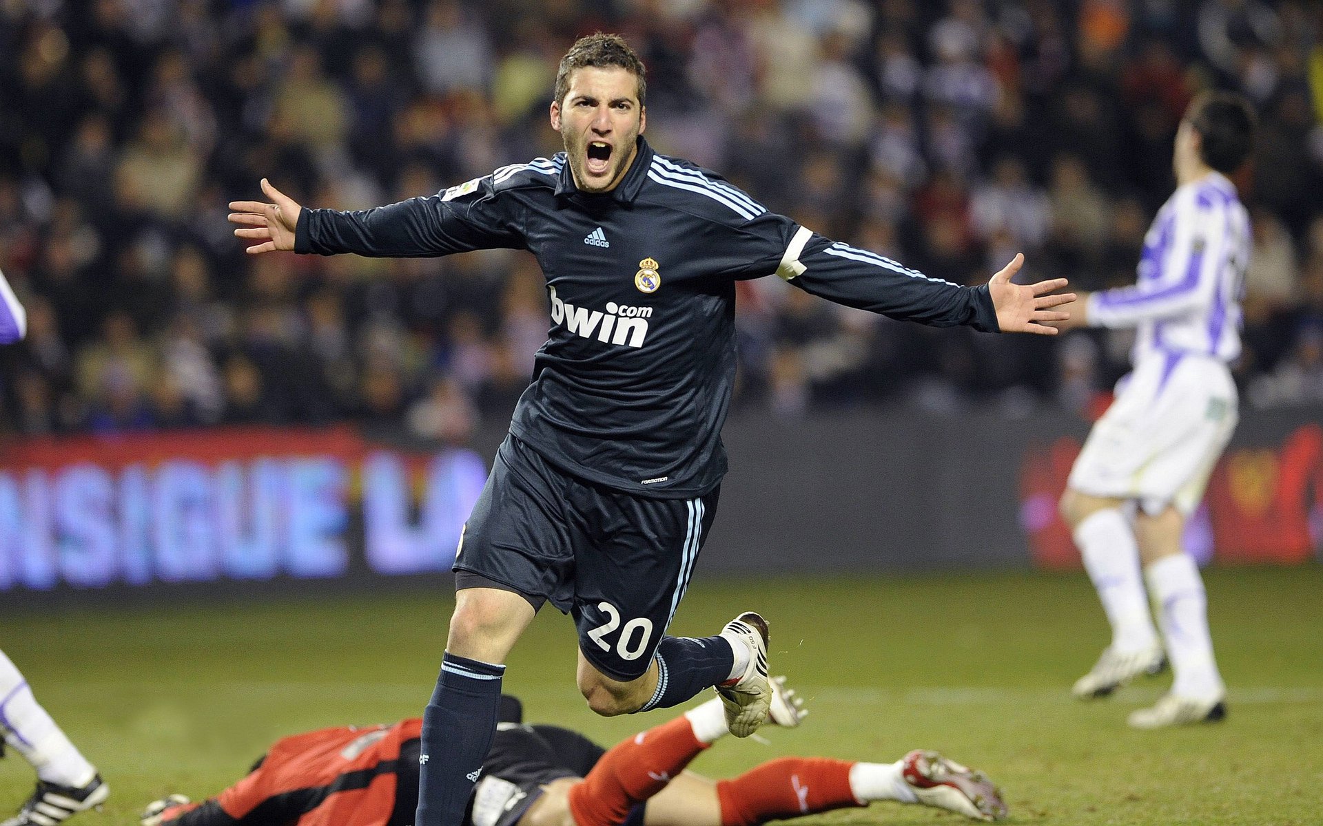 开云体育官网-橙衣风暴席卷红牛竞技场，荷兰元素如何强行终结莱比锡的抢七之梦