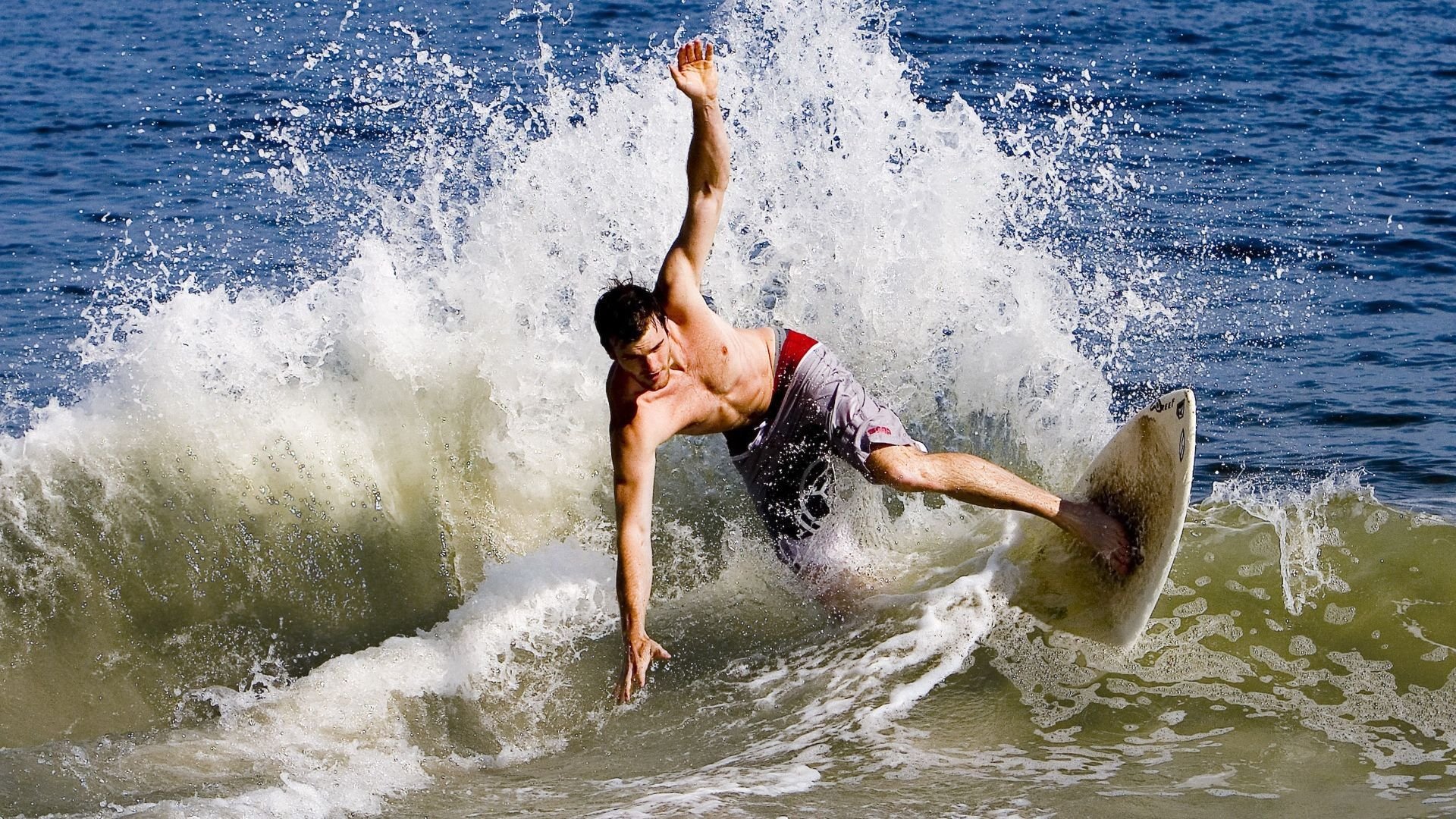 塞恩斯绝地反击，梅赛德斯惊天逆转终结雷诺王朝